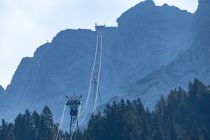 Karwendelbahn Mittenwald - Die Trasse verläuft über zwei Stützen. Die Bergstation liegt spektakulär im Fels. • © alpintreff.de / christian Schön