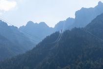 Karwendelbahn Mittenwald - Wie schon geschrieben - leider hatten wir keine Zeit für eine Auffahrt und so verabschieden wir uns mit einem Blick auf den Karwendel im magischen Dunst. • © alpintreff.de / christian Schön