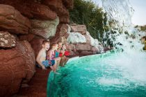 Natürlich genießen auch die Kinder im Solebecken, hier unter einem kleinen Wasserfall. • © Watzmann Therme