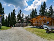 Die Kaiserwelt am Brandstadl bietet für die Kinder noch viel mehr Abenteuer. Kletterwald und Burgerlebnis inbegriffen. An der Kinderalm geht es los. • © alpintreff.de / christian schön