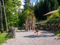 Die Kinder können sich direkt neben dem Gasthaus auf einem schönen Spielplatz beschäftigen. • © alpintreff.de / christian Schön