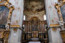 Blick auf den Altar und die prächtige Deckenbemalung. • © alpintreff.de / christian Schön