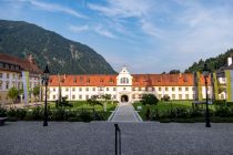 Kloster Ettal - Am Ausgang können wir noch einmal den wunderbaren Sonnenaufgang im Klosterhof betrachten. • © alpintreff.de / christian Schön