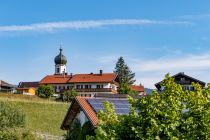 Krün - In Krün hat man fast das Gefühl, am Rand der Berge zu sein. Die Ebene strahlt eine gewisse Weite aus.  • © alpintreff.de / christian Schön