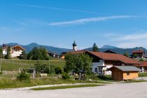 Krün ist ein guter Ort, um gemütlich zu Wohnen, wenn man mit dem Auto flexibel ist.  Einen ganzen Urlaub ohne Fahrten wie zum Walchensee, nach Garmisch oder Mittenwald, würden wir eher nicht dort verbringen. • © alpintreff.de / christian Schön