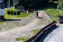 Viele Biketrails in allen Schwierigkeitsstufen, einen Pumptrack, eine Übungs-Arena mit zahlreichen kurzen Lines und Förderband, eine Bikeschule sowie ein Bikeverleih zählen zum reichhaltigen Angebot.  • © alpintreff.de - Christian Schön