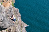 Millstätter See - Hier klettert man von Plattformen im Wasser aus. Ein cooles Erlebnis. Der Zugang erfolgt von oben von der Bundesstraße aus. In diesem Sinne: Viel Spaß am Millstätter See. • © alpintreff.de / christian Schön