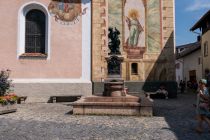 Brunnen vor der Pfarrkirche • © alpintreff.de / christian Schön