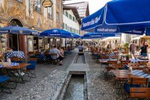 Mittenwald - Nach so viel Kultur tut auch mal ein Radler nicht schlecht. Am Obermarkt. • © alpintreff.de / christian Schön