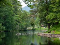 Schattiger See mit ehemaligem Freibad - Der Mittersee ist ein guter Ort für die heißen Tage. Dank üppiger Bewaldung ist es recht kühl und dunkel dort. • © alpintreff.de / christian Schön