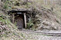 Draußen gibt es die großen Ausstellungsstücke wie Grubenloks und Hunten sowie eine 150 Meter lange Runde mit der Feldbahn . • © Hochkönig Tourismus GmbH