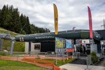 Muttereralmbahn - Mutters - Region Innsbruck - Bilder - In zwei Sektionen führt die Muttereralmbahn vom Ortsrand von Mutters aus auf die Mutterer Alm. Im Jahr 2005 ersetzte man die mittlerweile veraltete ehemalige 4er Umlaufbahn durch diese moderne 8er Seilbahn.  • © alpintreff.de - Christian Schön