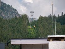 Blick über die Talstation bis hinauf zur Mittelstation Höfatsblick. Bis 1991 war dort Schluss mit der Bahn. Erst seit 1991 verbindet die Gipfelbahn die Station Höfatsblick mit dem höchsten Punkt. • © alpintreff.de / christian Schön