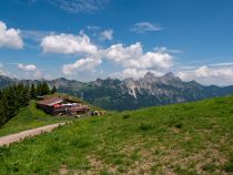 Einkehr in der Gundhütte - Die nächste Einkehrmöglichkeit am Neunerköpfle ist die Gundhütte. Sie liegt etwa 5 Minuten von der Bergstation entfernt. • © alpintreff.de / christian schön