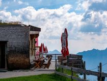 Panoramarestaurant Hahnenkamm - Von der Terrasse hat man einen tollen Blick über Reutte bis hin zur Zugspitze. An unserem Besuchstag war es aber so diesig, dass davon auf den Fotos nicht viel zu sehen ist. • © alpintreff.de / christian schön