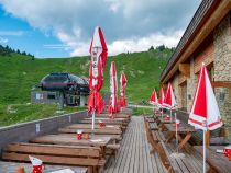 Panoramarestaurant Hahnenkamm - Das Panoramarestaurant Hahnenkamm liegt direkt neben der Bergstation der Seilbahn. • © alpintreff.de / christian schön