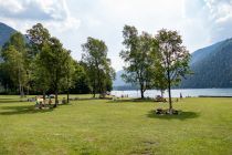 Am Ostufer des Plansees ist eine große Liegewiese. Außerdem ein Hotel und ein Campingplatz. • © alpintreff.de / christian Schön