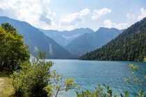 Plansee - Blick Richtung Heiterwang - Rechts um die Ecke geht es übrigens weiter in Richtung Heiterwang. Durch eine schmale Verbindung geht das Gewässer direkt über in den Heiterwanger See. Die Schiffe auf dem See verbinden beide Gewässer. • © alpintreff.de / christian Schön