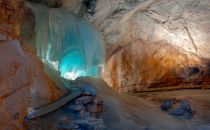 Eisriesenwelt - Friggas Schleier heißt dieses natürliche Kunstwerk. Pro Jahr besuchen circa 150.000 Menschen den befestigten Teil der Höhle. • © eisriesenwelt.at