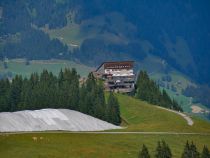 Restaurant Hochkitzbühel - An der Bergstation der Hahnenkammbahn liegt das Restaurant Hochkitzbühel. Wer ein wenig laufen will, der findet hier einen lockern Weg. • © alpintreff.de / christian schön