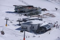 Restaurant Salaas - Samnaun - Ischgl - Hier noch mal eine Totale mit den Bahnen Viderjoch II (ganz vorne) und Greitspitz (die linke Sesselbahn). • © TVB Paznaun - Ischgl