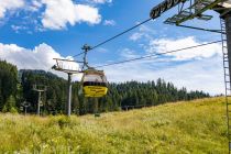 Hornspitz in Russbach - Eine Gondel bietet Platz für bis zu acht Personen. Die Fahrt mit der Hornbahn dauert ungefähr neun Minuten. Auf dem Hornspitz erschließt sich im Sommer ein schönes Wandergebiet sowie mit Brunos Bergwelt ein Kinder-Abenteuer. Im Winter bedient die Hornbahn das Skigebiet Dachstein West. • © alpintreff.de - Christian Schön