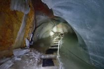 In der Eishöhle ist es naturgemäß immer sehr kalt (nicht nur kühl). Plane warme Kleidung ein.  • © Verein für Höhlenkunde Schellenberg e.V.