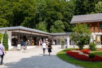 Zunächst einmal ist von Schloss Linderhof nicht viel zu sehen. Es ist etwas versteckt und nur über ein paar Minuten Fußweg zu erreichen. • © alpintreff.de / christian Schön