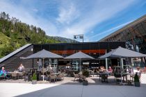 Schlossalmbahn Bad Hofgastein - Das Bistro in der Talstation ist luftig und man kann einen schönen Ausblick aufs Bergpanorama genießen. • © alpintreff.de / christian Schön