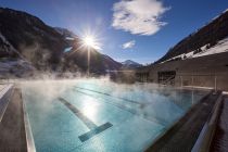 Kein Bock auf Drinnen? Die Silvretta Therme verfügt über zwei Außenbecken. Das hier ist das Sport-Außenbecken auf dem Dach der Therme. In der unteren Etage gibt es ein weiteres Außenbecken, das mit dem Erlebnisbecken direkt verbunden ist. • © TVB Paznaun - Ischgl