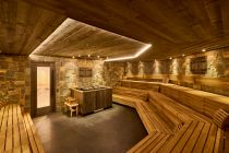 Zollhüttensauna - Silvretta Therme Ischgl - Insgesamt fünf verschiedene Saunas gibt es in der neuen Silvretta Therme. Hier ein Bild der besonders urigen Zollhüttensauna, die auch gleichzeitig mit 90° C die heißeste Anlage in der Therme ist. Direkt im Namen findet man einen Seitenhieb auf eine der ältesten Traditionen im Paznaun: Das Schmuggeln. 

Ähnliches Ambiente gibts in der Bergkräutersauna - allerdings hier mit anderen Aromen und einer Temperatur von 70 Grad.

Die Luftfeuchtigkeit bei beiden Saunen liegt zwischen 10 und 20 %. • © TVB Paznaun - Ischgl