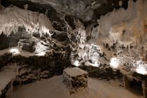 Noch zu erwähnen bleibt die Schneegrotte und auch das normale Dampfbad sowie das Alpenrosendampfbad, die beide bei einer Temperatur von 40-45 Grad und 100 % Luftfeuchtigkeit betrieben werden.

Die Schneegrotte ist zur Abkühlung natürlich dann genau das Richtige. • © TVB Paznaun - Ischgl