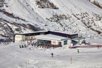 Auf der sonnenverwöhnten Terrasse lässt sich das Slope Food natürlich auch genießen. • © TVB Paznaun - Ischgl