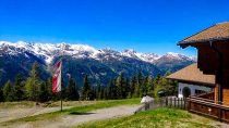 Speikbodenhütte - St. Veit in Defereggen - in Apartment ist ausgestattet mit 1 Doppelbett, 1 Stockbett, Badezimmer, sep WC, Essstube mit kleiner Kochgelegenheit, Kühlschrank, TV und Balkon. • © Speikbodenhütte