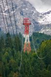 Zwei Stützen reichten aus - Zwei Stützen reichten damals bereits aus, um die Seilbahn zur Zugspitze zu bauen. Die erste war 65 Meter hoch, die zweite 85 Meter. Die Stützen waren damals für kurze Zeit die höchsten der Welt. • © alpintreff.de / christian schön