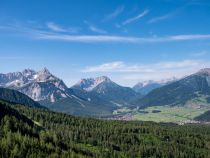 Tiroler Zugspitzbahn in Ehrwald - Blick über die Zugspitzarena nach Lermoos (rechts) und Biberwier (mitte). • © alpintreff.de / christian Schön