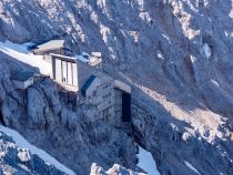 Tiroler Zugspitzbahn in Ehrwald - Von der Kammstation aus ging es damals übrigens auch durch einen Stollen bis zum Schneefernerhaus auf der deutschen Seite. Von dort konnte man mit der deutschen Gipfelbahn auf die Zugspitze weiterfahren. • © alpintreff.de / christian Schön