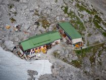 Die Trasse fürt übrigens fast genau über die Wiener-Neustädter Hütte. Hier machen die meisten Wanderer Rast, die von Ehrwald aus auf direktem Weg zur Zugspitze auf- oder absteigen. • © alpintreff.de / christian Schön