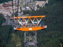 Tiroler Zugspitzbahn in Ehrwald - Jahrzehnte waren die Stützen ohne Flugkennzeichnung ausgekommen. Seit Sommer 2019 sind die Stützen nun aber in feurigem Orange/Weiß lackiert. • © alpintreff.de / christian Schön