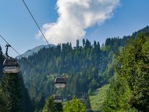 Trasse Gondelbahn Hochsöll - Die Bahn ist ein Arbeitstier. Spektakulär ist sie eher nicht. Übrigens: Kurz hinter dem Parkplatz der Bahn starten übrigens die Führungen zum Gruberhof - bekannt aus der Serie der Bergdoktor. • © alpintreff.de / christian schön