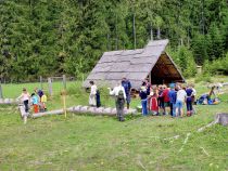 Eine Aufgabe, der sich der Nationalpark verschrieben hat, ist die Umweltbildung. Deswegen sind Kinder gern gesehene Gäste. Und auch Erwachsene lernen nie aus!  • © Nationalpark Berchtesgaden