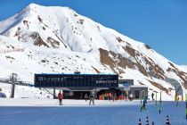 Visnitzbahn - Talstation - Alp Trida - So läuft es aber besser mit dem Fluss der Skifahrer. Die Visnitzbahn auf der Samnauner Seite wurde übrigens im gleichen Jahr gebaut, wie die Velilleckbahn auf der Ischgler Seite. • © TVB Paznaun - Ischgl
