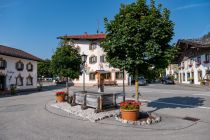 Die Mainstreet von Wallgau. Die B11 führt mitten durch den Ort. Ansonsten ist Wallgau durch die relative Alleinlage irgendwo ein bisschen stehengeblieben. • © alpintreff.de / christian Schön