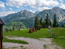 Spielplatz für die Kleinen - Auf einem kleinen Spielplatz fühlen sich die Kinder wohl. Für einen halben Tag reicht das aber wahrscheinlich nicht. • © alpintreff.de / christian schön