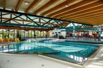 In der abwechslungsreichen Wasserlandschaft fühlen sich kleine und große Menschen wohl. Es gibt verschiedene Becken zum schwimmen oder relaxen. • © Watzmann Therme