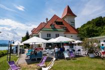 Kraftwerk Forstsee: Drinnen kann alte Kraftwerkstechnik besichtigt werden. Draußen ist ein restaurant. • © alpintreff.de / christian Schön