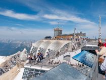 Blick über die Zugspitze - Blick von der Gipfelbahn über das Münchner Haus • © alpintreff.de / christian schön