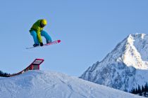 Sprünge im Snowpark Ehrwalder Alm. • © Jaeger