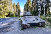 Recht einprägsam auf dem Wurzenpass, der Österreich mit Slowenien verbindet, ist der Panzer als Einladung, das Bunkermuseum zu besuchen. • © Annett Ehrenreich