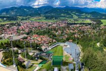 Blick von einer der Schattenbergschanzen über Oberstdorf. • © Maike Tyralla